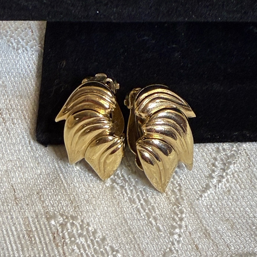 Vintage Carolee clip-on earrings classic "ribbed leaf" design. 1980’s-1990’s‎